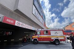 Obchodné centrum v Žiline evakuovali. Na parkovisku v podzemných garážach horí auto