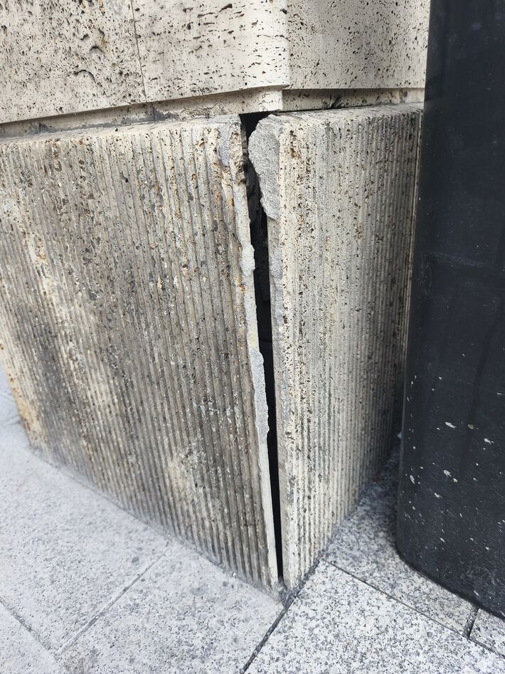 Primátor sa vyjadril aj k poškodeniam travertínového obkladu počas rekonštrukcie. 