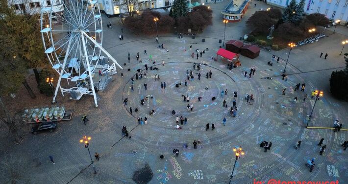 Kriedové odkazy študentov zaplnili Hlinkovo námestie