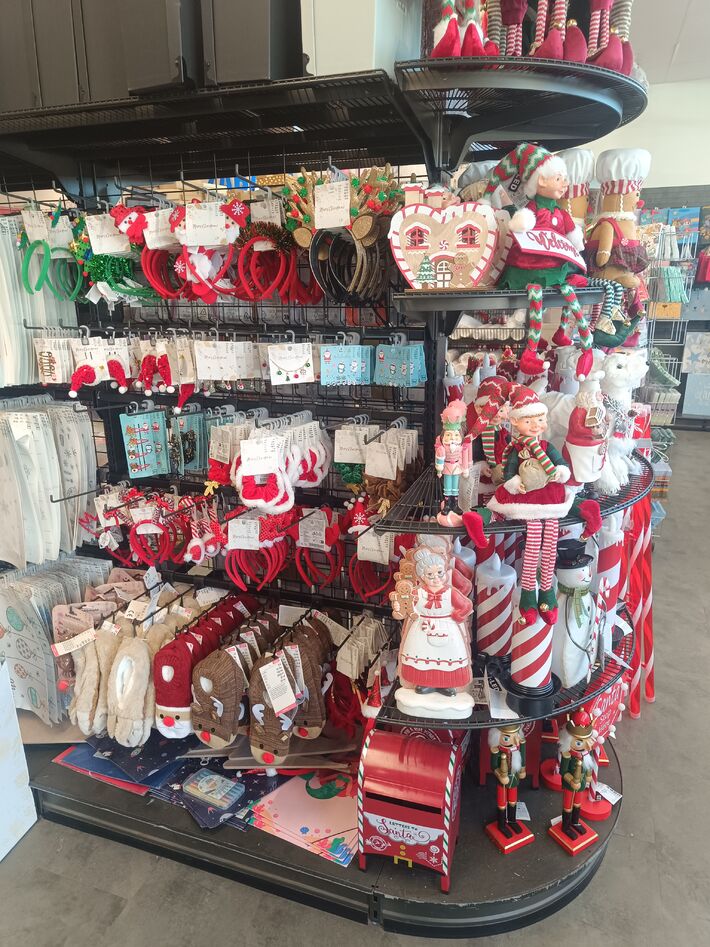 Viac ako tri mesiace pred Štedrým dňom začali niektoré reťazce v Žiline ponúkať vianočný tovar. 