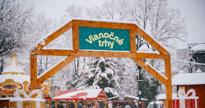 Svetlá, anjeli a punč: Mesto sa dnes rozžiari! Žilina otvára vianočné trhy  