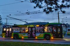 Vianočný trolejbus vyrazil na cesty, tento rok zavíta aj do mestských častí 