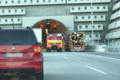 Tunel Višňové dnes ráno uzavreli pre požiar auta. Premávku už obnovili