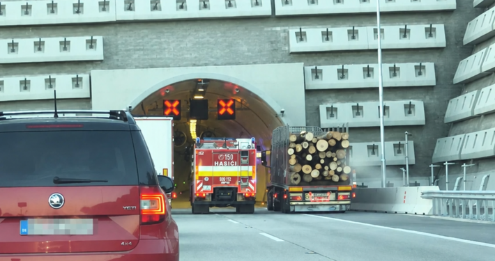 Tunel Višňové dnes ráno uzavreli pre požiar auta. Premávku už obnovili