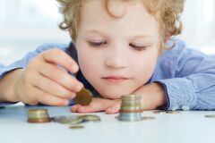 Finančná gramotnosť sa začína doma: Ako deti naučiť narábať s peniazmi?
