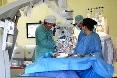 Unikátne 3D C-rameno zvyšuje presnosť neurochirurgických operácií