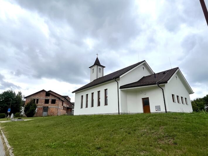 Len nedávno vyrástol hneď vedľa kultúrneho domu nový kostolík. O to viac sa žiada jeho dokončenie.