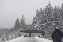 Hustý sneh ukazuje svoju silu na cestách: Nehody i neprejazdné úseky