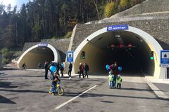 Tunel Považský Chlmec otvorili chodci, cyklisti i korčuliari