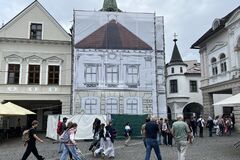 Rekonštrukcia, aká sa len tak nevidí. Žilinskú radnicu prekrýva estetická plachta