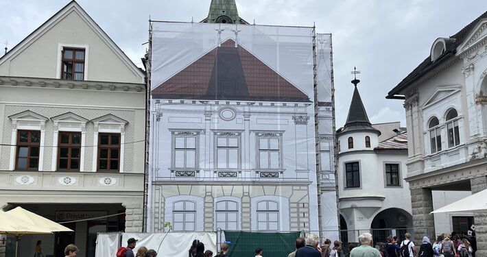 Rekonštrukcia, aká sa len tak nevidí. Žilinskú radnicu prekrýva estetická plachta