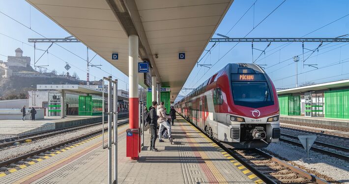 Železničná doprava na linke Bratislava – Žilina sa dočká posily: ZSSK objednala ďalšie moderné jednotky Stadler KISS
