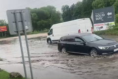 Kamenná opäť zaplavená: Voda na ceste nestíha odtekať do kanalizácie