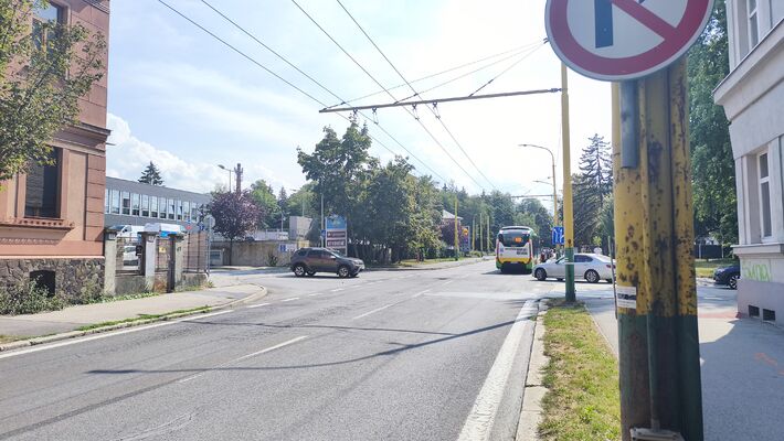 V tejto časti ulice prebehne prvá uzávera jedného jazdného pruhu v smere na autobusovú stanicu. Prejazdný bude smer na Veľkú okružnú. 