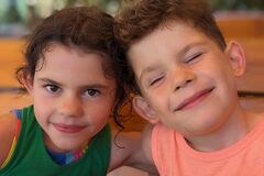 Dnes oslavujú súrodenci. Nezabudnite sa ozvať svojim najbližším