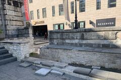 Z balustrády zrúcanina. Dominantu mesta poškodzujú výtržníci