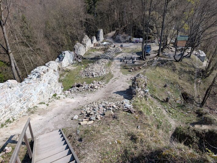 Pohľad na hlavné nádvorie a hospodársku časť hradu, kde kedysi stáli dielne, maštale či vodný mlyn.  