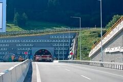 AKTUÁLNE: Kolízia pred tunelom Višňové ho dočasne uzavrela, na D1 sa tvoria kolóny