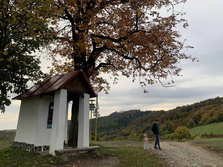 Cesta vedie okolo malebnej kaplnky na Stráni, ktorá sa nachádza na rozhraní katastrov Kotrčiná Lúčka a Horný Vadičov.
