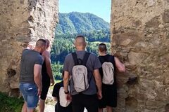 Na Starý hrad zavítala nezvyčajná skupinka turistov. Odsúdení zo žilinského ústavu spojili výlet s pomocou