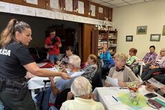 Bezpečná jeseň života: seniori sa učili rozpoznať triky podvodníkov
