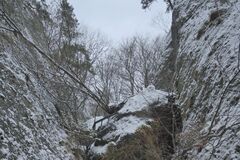 Obrovské balvany zahatali turistický chodník pod Roháčom