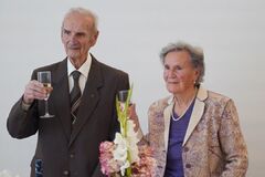 Vladimír Chobot z Budatína oslávil 100 rokov. S manželkou kráčajú životom takmer 75 rokov