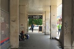 Bulvár okupujú bezdomovci. Ľudia sa boja chodiť do obchodu