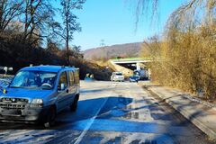 Na Rosinskej ceste došlo k dopravnej nehode, cyklista zrážku neprežil 