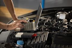 Rozsvietená kontrolka motora: Možné príčiny a ako odhaliť problém