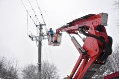 Bez elektriky zostalo počas kalamity desaťtisíce odberateľov. Pri opravách pomáhal aj kôň