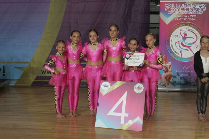 Miniformácia kadet Barbie. 
