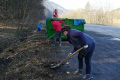 Turisti zo Strečna vyčistili parkovisko pri Domašíne