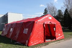 Areál nemocnice s hlavným červeným stanom