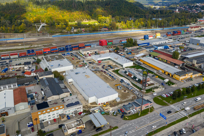 Nákupné centrum susedí s prevádzkou Mc Donald´s. 