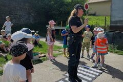 Na ceste bezpečne a hravo: Predškoláci v Lietave sa učili pravidlá cestnej premávky