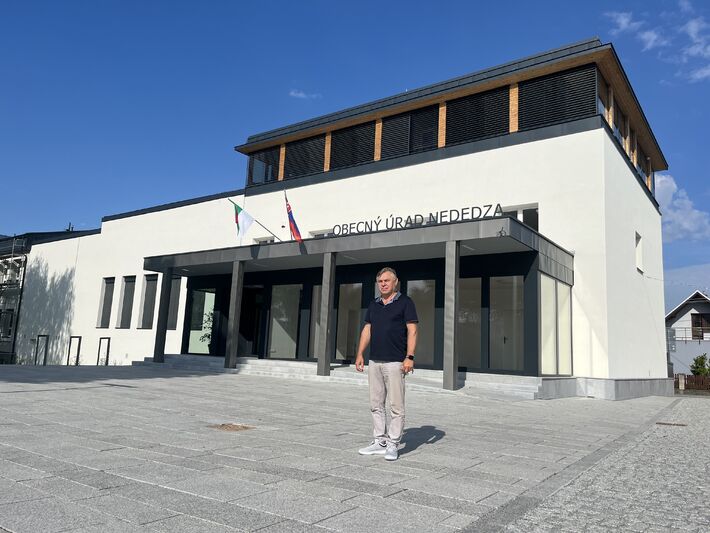 Starosta obce Peter Vajda pred obecným úradom, ktorý nadstavili o jedno podlažie.