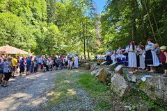 Pod Bačíkovou skalou nad Kamennou Porubou sa opäť uskutoční svätá omša v prírode