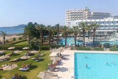 Môže cestovná kancelária zdražiť už zaplatený zájazd?