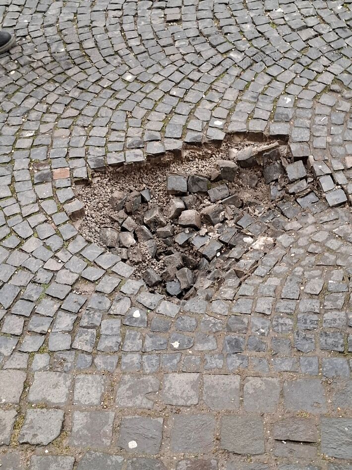 Stav dlažby sa kontroluje pravidelne, minimálne raz týždenne.
