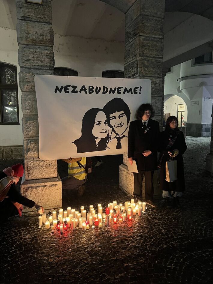 Študenti zapálili sviečku pred žilinskou radnicou.