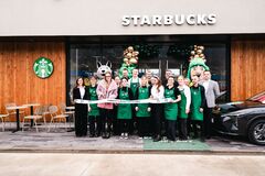 Žiadne parkovanie, žiadne vystupovanie z auta - Kaviareň Starbucks otvorila v Žiline československý unikát s názvom Drive Thru