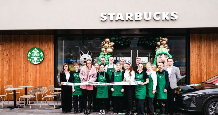 Žiadne parkovanie, žiadne vystupovanie z auta - Kaviareň Starbucks otvorila v Žiline československý unikát s názvom Drive Thru  
