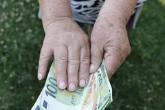 Podvody na senioroch sa množia: Ako nenaletieť 