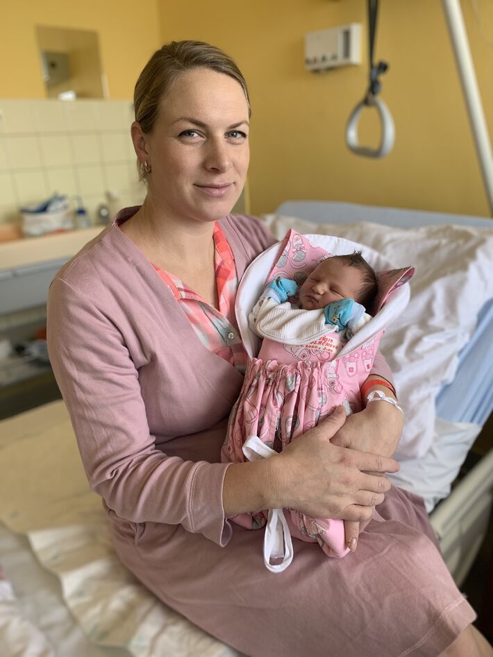 Julka je prvým bábätkom narodeným v roku 2020 v žilinskej pôrodnici. Na snímke so svojou šťastnou maminou Máriou.