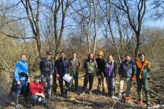 Krajinu menia na špongiu. V Rajeckej doline pôsobí organizácia, ktorá pomáha prírode bojovať so suchom, horúčavami aj prívalovými dažďami