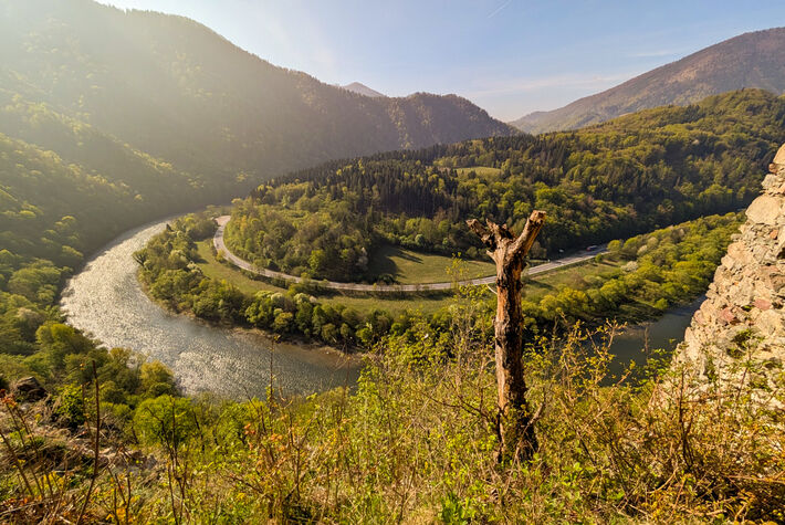 Z hradu sa núkajú nádherné výhľady na Domašínsky meander.