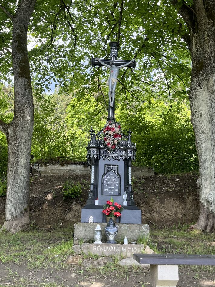 Tajomný kríž je jedným zo šiestich liatinových krížov v čiernom odtieni v Dlhom Poli.