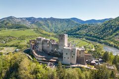 Hrad Strečno pozýva na nočnú prehliadku plnú príbehov a histórie