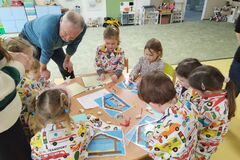 Generácie ruka v ruke: Deti a seniori na UNIZA vyrábajú kŕmidlá vďaka podpore Nadácie KIA